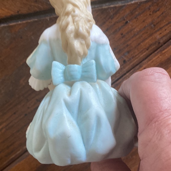 Porcelain figurine of girl with basket of flowers - Picture 4 of 5